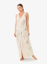 Vestido largo de crochet color crudo, con escote en V y abotonadura frontal.