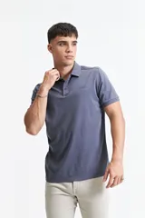 Remera polo azul grisáceo de estilo jersey, corte regular y logo estampado en el pecho.