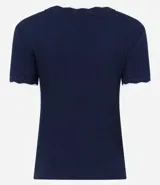 Blusa blanca de algodón con cuello redondo y mangas cortas con detalle ondulado en negro.