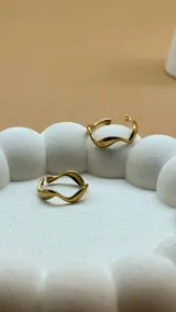 Anillo dorado con forma ondulada, de acero inoxidable y tamaño ajustable.