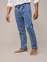 Pantalón de jean celeste elastizado, corte slim fit.