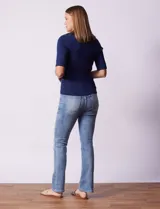Blusa negra en tejido acanalado, marca Rio & Rian. Cuello solapa y escote en V en tejido calado.