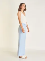 Pantalón de crepe de tiro alto, con corte palazo y tajos laterales que brindan movimiento.