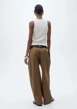 Musculosa blanca de tejido de punto fino, cuello redondo, tirantes anchos y diseño entallado.
