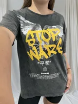 Remerón gris oscuro con efecto gastado, estampado frontal con alas y texto en amarillo y blanco.