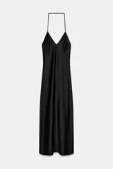 Vestido midi negro de satén con escote en V y tirantes finos. Detalle de tiras cruzadas en la espalda con lazadas. Cierre trasero con cremallera.