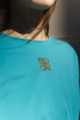 Remera negra de algodón con corte cuadrado, cuello redondo y logo bordado en color naranja.
