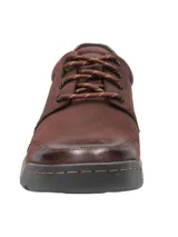 Zapato acordonado de cuero color marrón chocolate, con cuello acolchado y suela de goma color beige.