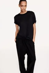 Pantalón tobillero negro de corte holgado en tejido liviano de mezcla de lino. Modelo de tiro alto con elástico revestido y cordón para ajustar fino en la cintura, bolsillos al bies y piernas ajustadas.