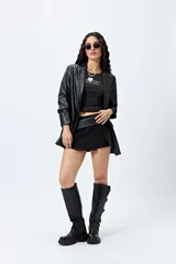 Remera negra con estampa frontal de la palabra 'Fearless' en color blanco. Corte ajustado y terminaciones con volados sutiles.