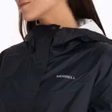 Campera impermeable negra marca Merrell, con capucha y bolsillos frontales.