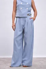 Pantalón celeste de lino de corte palazzo con pinzas en la cintura.