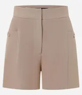Short color beige de cintura alta, confeccionado en tejido plano con estructura sastre, con bolsillos laterales con tachuelas metalizadas.