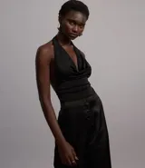 Body negro de poliéster y elastano, con frente única, escote drapeado y espalda descubierta.