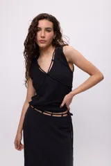 Musculosa celeste de algodón con escote en V y breteles finos.