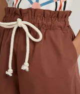 Short color marrón de algodón, tiro alto, con cintura elástica y cordón ajustable.