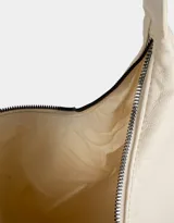 Cartera hobo color camel de cuerina, con cierre superior y asa de hombro.