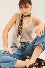 Musculosa color beige con lurex dorado, escote en V y tirantes finos.