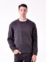 Sweater gris oscuro de tejido de punto con cuello redondo y mangas largas.