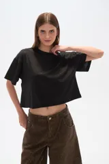 Remera gris de algodón, manga corta, corte holgado y cuello redondo.