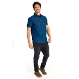 Camisa de manga corta de denim azul, con cuello camisero, cierre frontal con botones, bolsillo en el pecho izquierdo con logo CAT y dobladillo curvo.