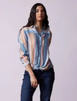 Camisa de gasa estampada a rayas verticales de color celeste, blanco, naranja y marrón. Tiene cuello con solapa, escote en V, abertura central con botones, bolsillo aplicado en el pecho y terminación anudada en la parte delantera.