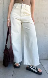 Pantalón de jean color crudo, de corte recto y tiro alto. Confeccionado en denim con lycra.