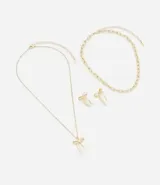 Conjunto de collar y caravanas doradas con dije de lazo. Incluye un collar de cadena gruesa, un collar fino con dije de lazo y un par de caravanas de lazo.