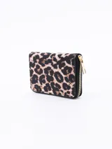 Billetera rectangular con cierre de cremallera y estampado animal print de leopardo.