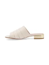 Sandalias rojas con taco cuadrado dorado.