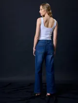 Pantalón de jean azul de tiro alto y pierna ancha, marca Djeans. Tiene pretina con pasadores, botón y cierre. Cuenta con bolsillos delanteros y traseros.