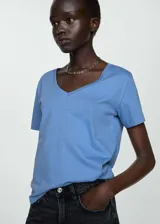 Remera celeste de algodón con cuello en V y mangas cortas.