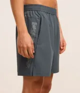 Bermuda deportiva masculina color gris, confeccionada en poliéster y elastano. Posee cintura elástica, cordón interno ajustable y estampa localizada refletiva.