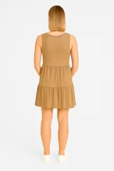 Vestido corto verde oliva, de bretel ancho, cuello en V y falda escalonada con frunces.