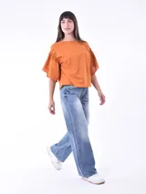 Blusa de corte amplio color verde, con mangas de volantes y diseño holgado.