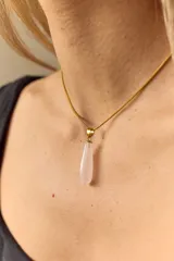 Collar dorado con cadena fina y dije colgante en forma de lágrima de piedra natural azul con vetas blancas.