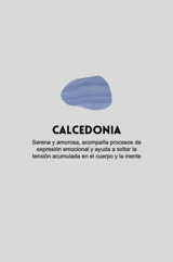 Collar dorado con cadena fina y dije colgante en forma de lágrima de piedra natural azul con vetas blancas.