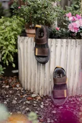 Sandalias negras con plataforma y doble tira con ajuste de velcro.