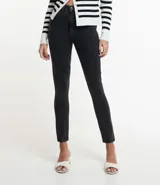 Pantalón de jean skinny color gris oscuro, con cintura alta, trabillas, cierre con botón y cremallera, bolsillos delanteros y traseros.