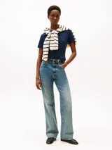 Remera azul marino de algodón con corte slim y cuello redondo. Tiene el logo de Tommy Hilfiger bordado en el pecho.