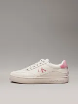 Zapatillas bajas Calvin Klein Jeans color crema con logo CK rosado en el lateral y detalle rosado en el talón.