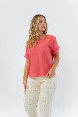 Blusa color coral de viscosa liviana, con mangas cortas con vuelta, escote redondo y calce relajado.