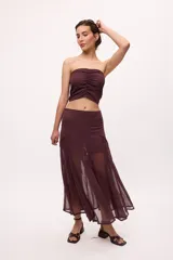 Top strapless negro con frunce en el frente y en la espalda.