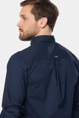 Camisa azul marino de manga larga con bolsillo en el pecho, confeccionada en algodón.