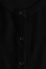 Saco negro de punto fino y suave de mezcla de viscosa con botones adelante. Cuello, puños y bajo en punto elástico acanalado.