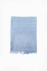 Pashmina celeste con textura y flecos.