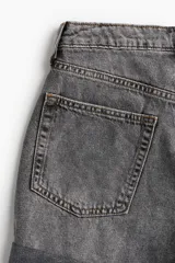 Short de jean gris con efecto lavado, de tiro alto, con cinco bolsillos y ruedo doblado.