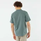 Camisa verde de manga corta con cuello mao y cierre frontal con botones.