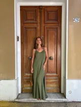 Vestido largo de viscosa color verde militar, con escote en V, tirantes finos y tajo lateral. Presenta un diseño fluido con textura acanalada.