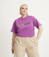 Remera alargada de media malla de algodón sostenible, color violeta, con cuello redondo, mangas cortas y estampa del logo de la banda Metallica.
